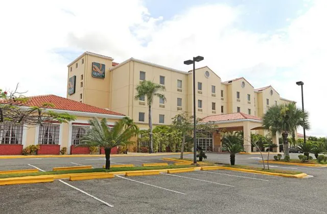 Hotel Quality Real Aeropuerto Santo Domingo parking